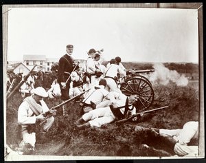 Kopie eines früheren Fotos von Soldaten der New York Naval Reserves bei einer Schein-Schlacht mit Kanonen und Gewehren, Fishers Island, New York, 1917